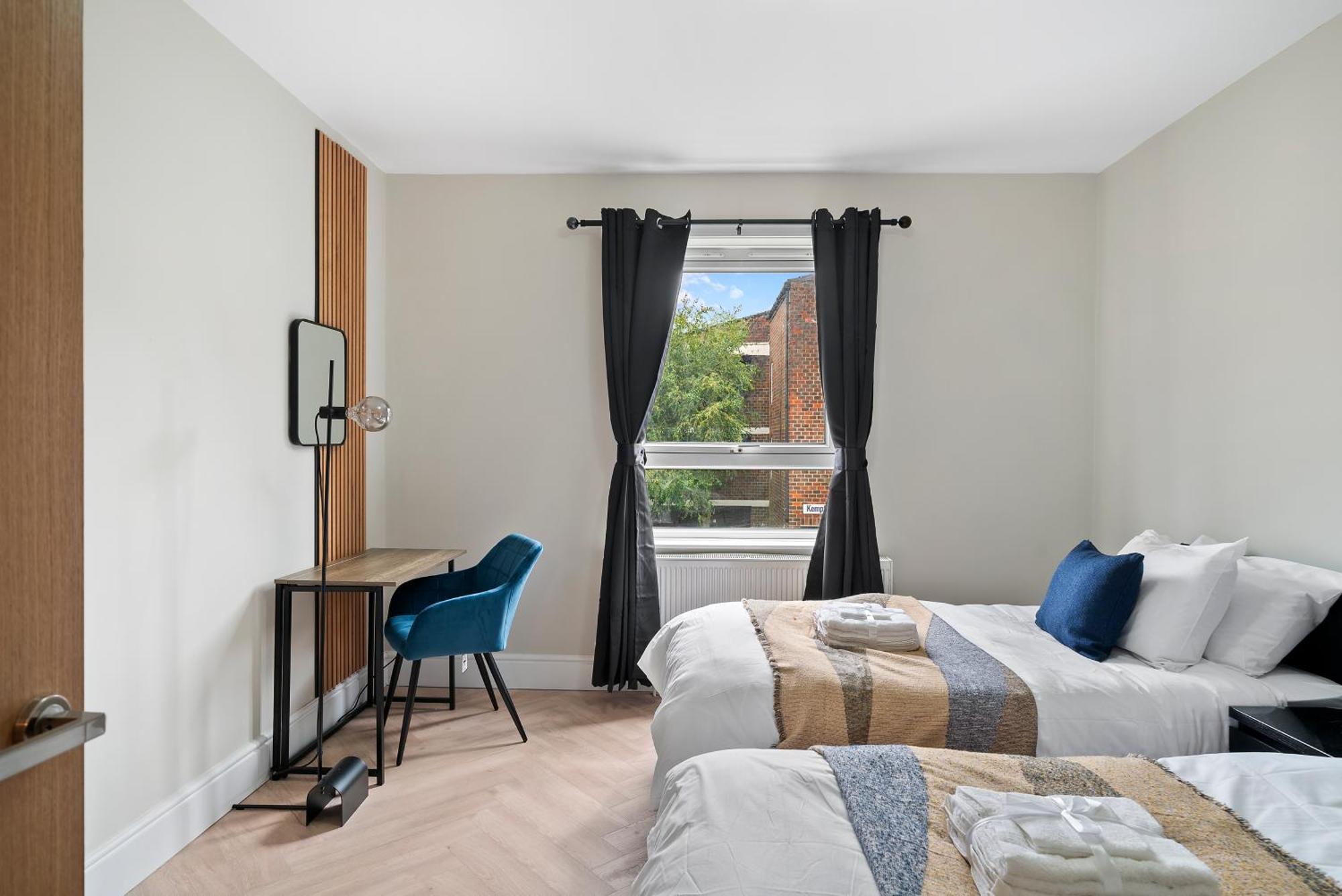 Zone 2 Stylish 3 Bedroom Long Special Prices Free Parking *