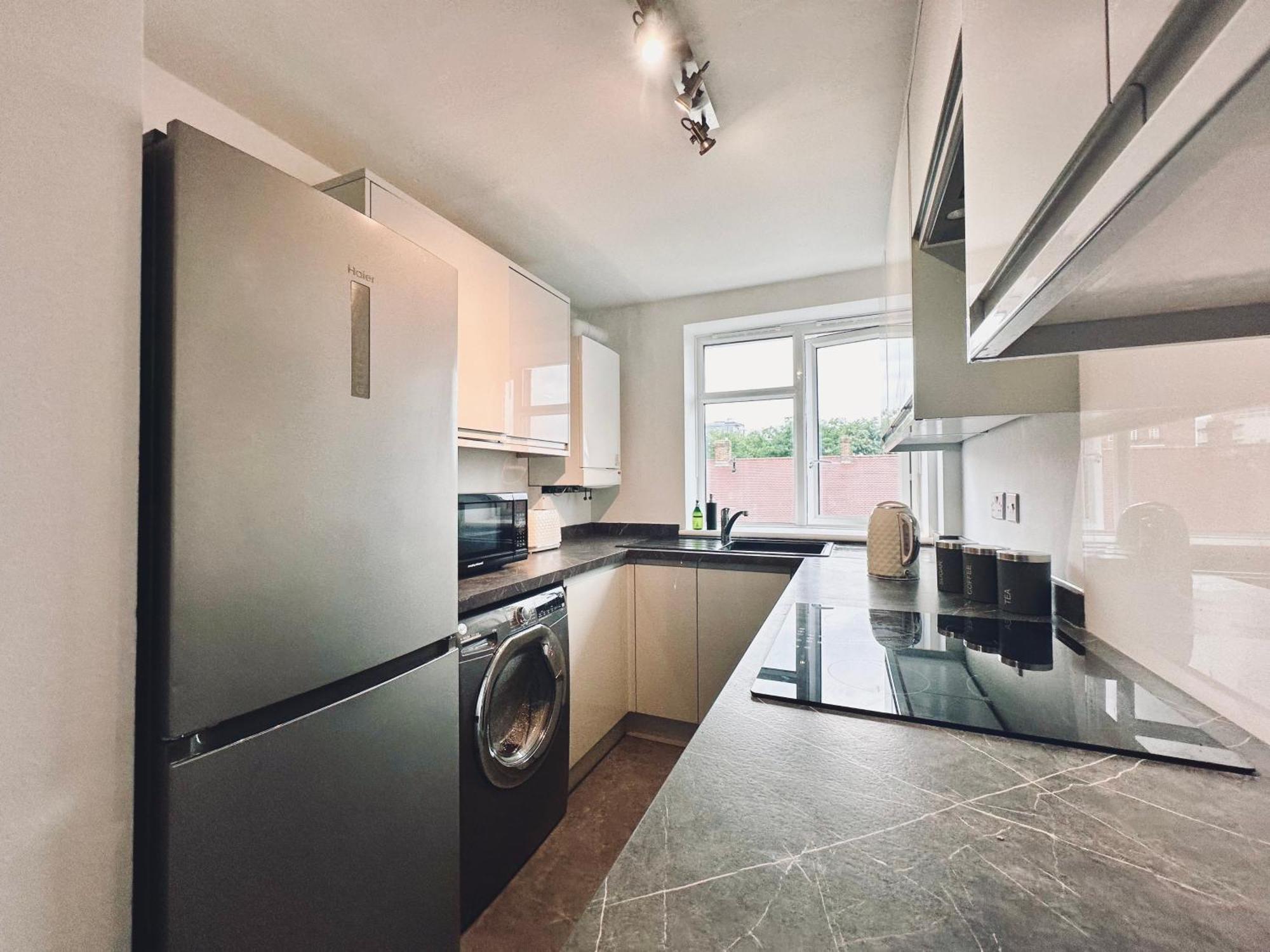 Spacious, Stylish Close To Transport * London