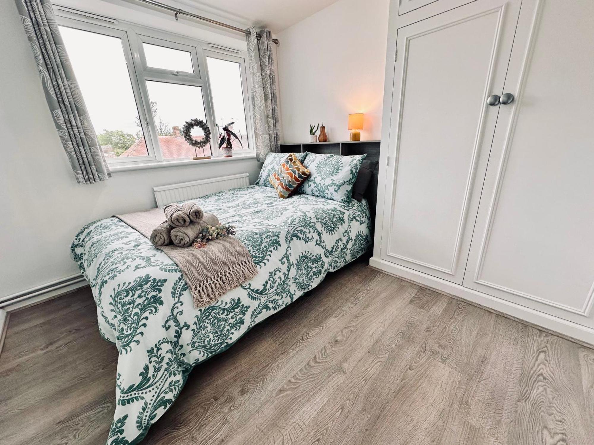 Spacious, Stylish Close To Transport Apartment London