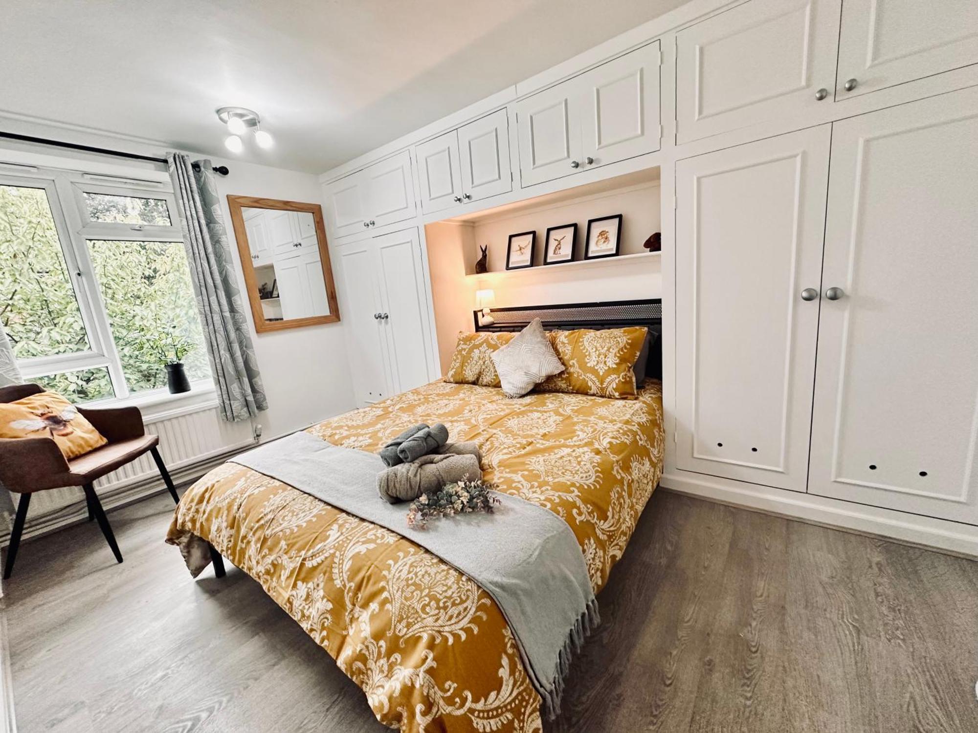 Spacious, Stylish Close To Transport * London