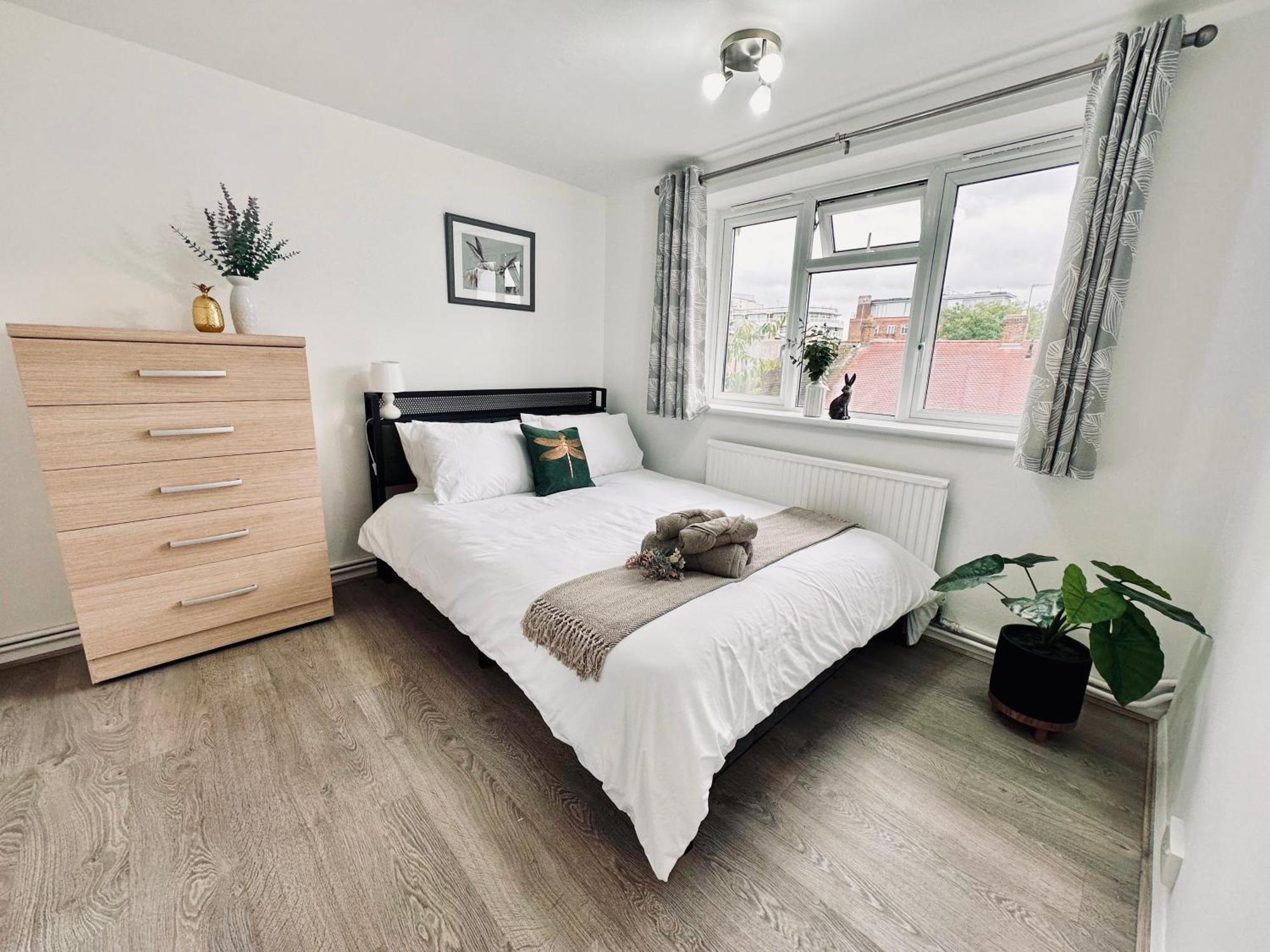 Spacious, Stylish Close To Transport