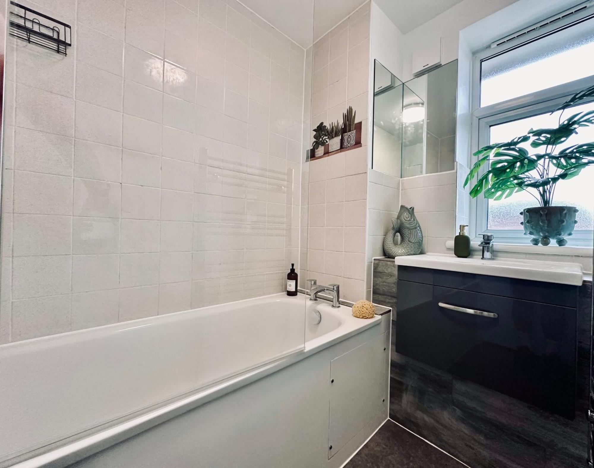 Spacious, Stylish Close To Transport Apartment