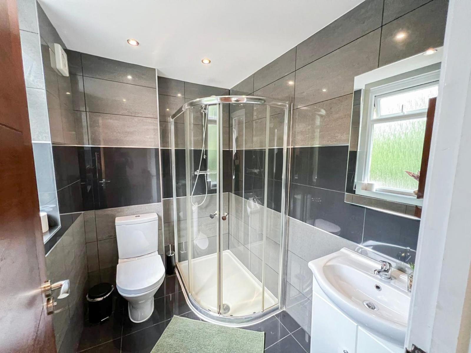 Lovely 4 Bedroom Flat With Ample Garden In Brondesbury, Kilburn *