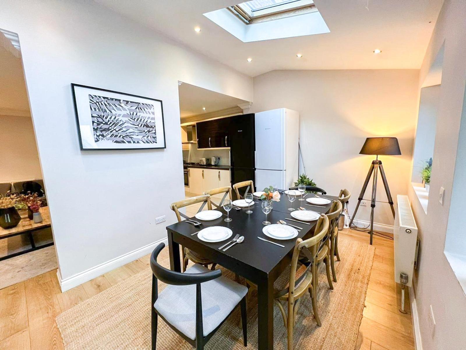 Lovely 4 Bedroom Flat With Ample Garden In Brondesbury, Kilburn Apartment *