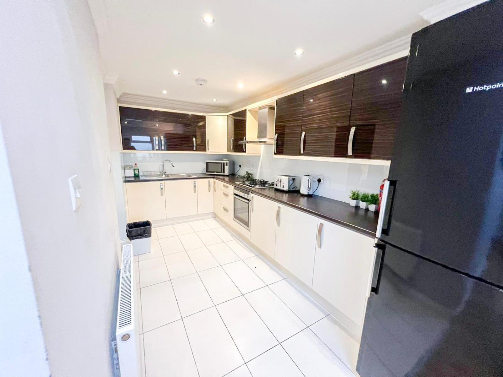 Lovely 4 Bedroom Flat With Ample Garden In Brondesbury, Kilburn * London