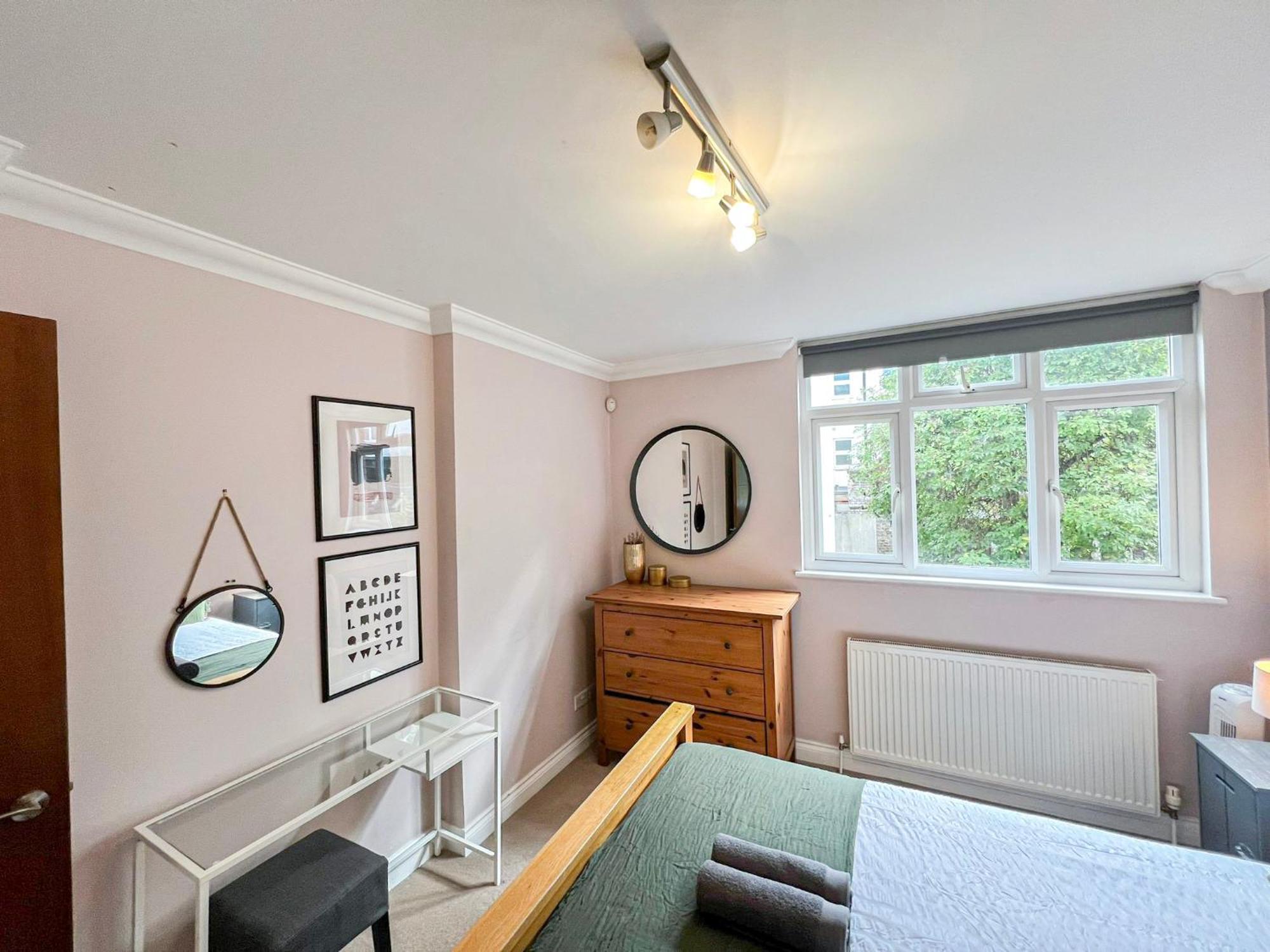 Lovely 4 Bedroom Flat With Ample Garden In Brondesbury, Kilburn Apartment *