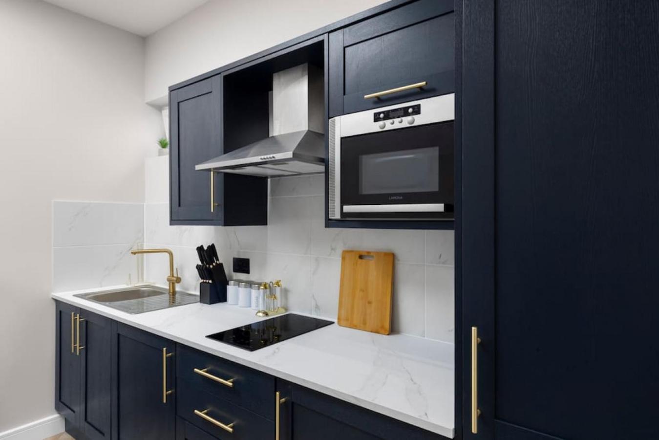 5 Star Accommodation, 2 Minutes To Brent Cross Station Apartment *