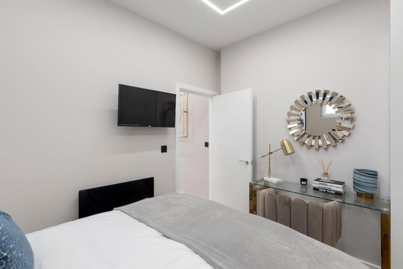 5 Star Accommodation, 2 Minutes To Brent Cross Station Apartment London
