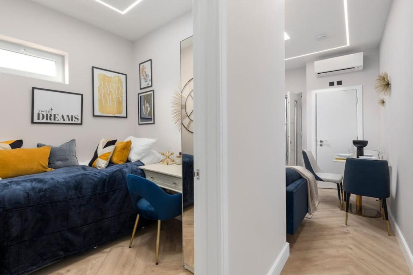 5 Star Accommodation, 2 Minutes To Brent Cross Station London