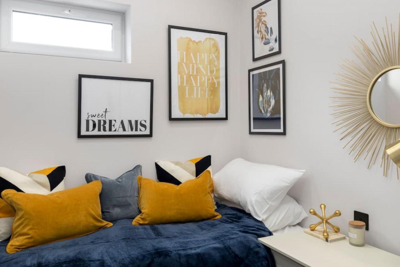 5 Star Accommodation, 2 Minutes To Brent Cross Station * London