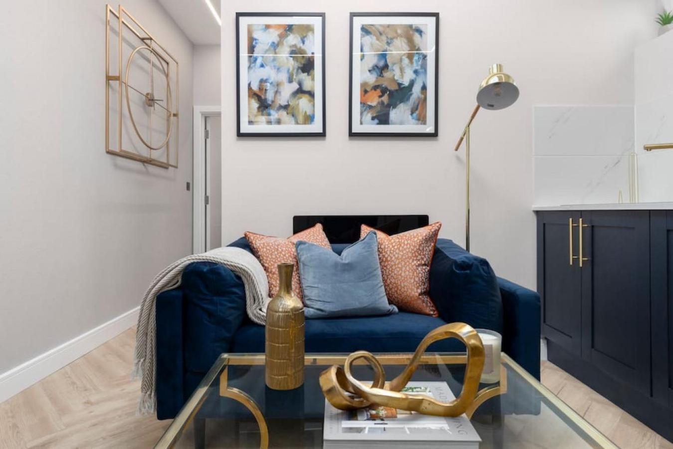 5 Star Accommodation, 2 Minutes To Brent Cross Station Apartment London