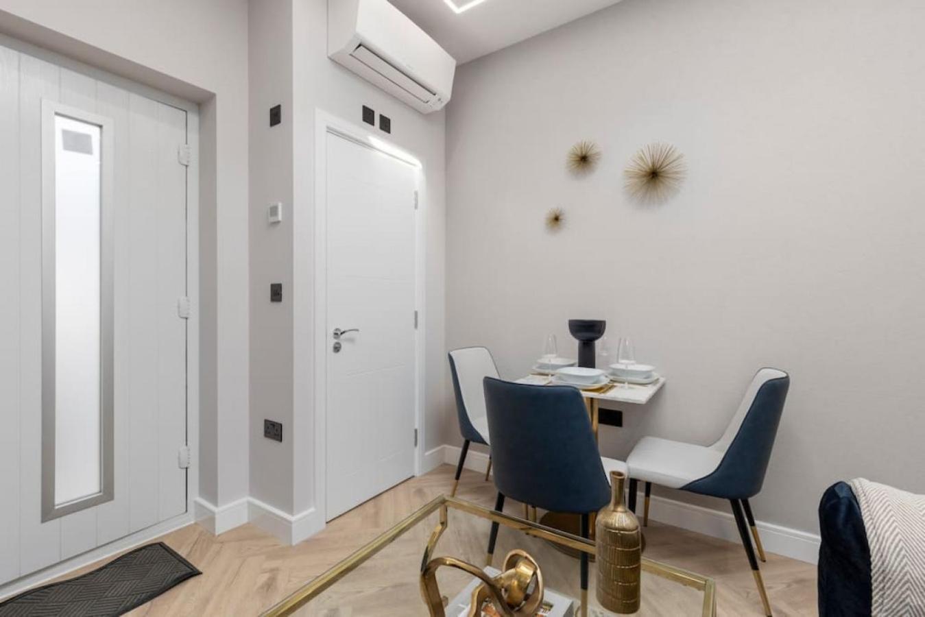 5 Star Accommodation, 2 Minutes To Brent Cross Station London