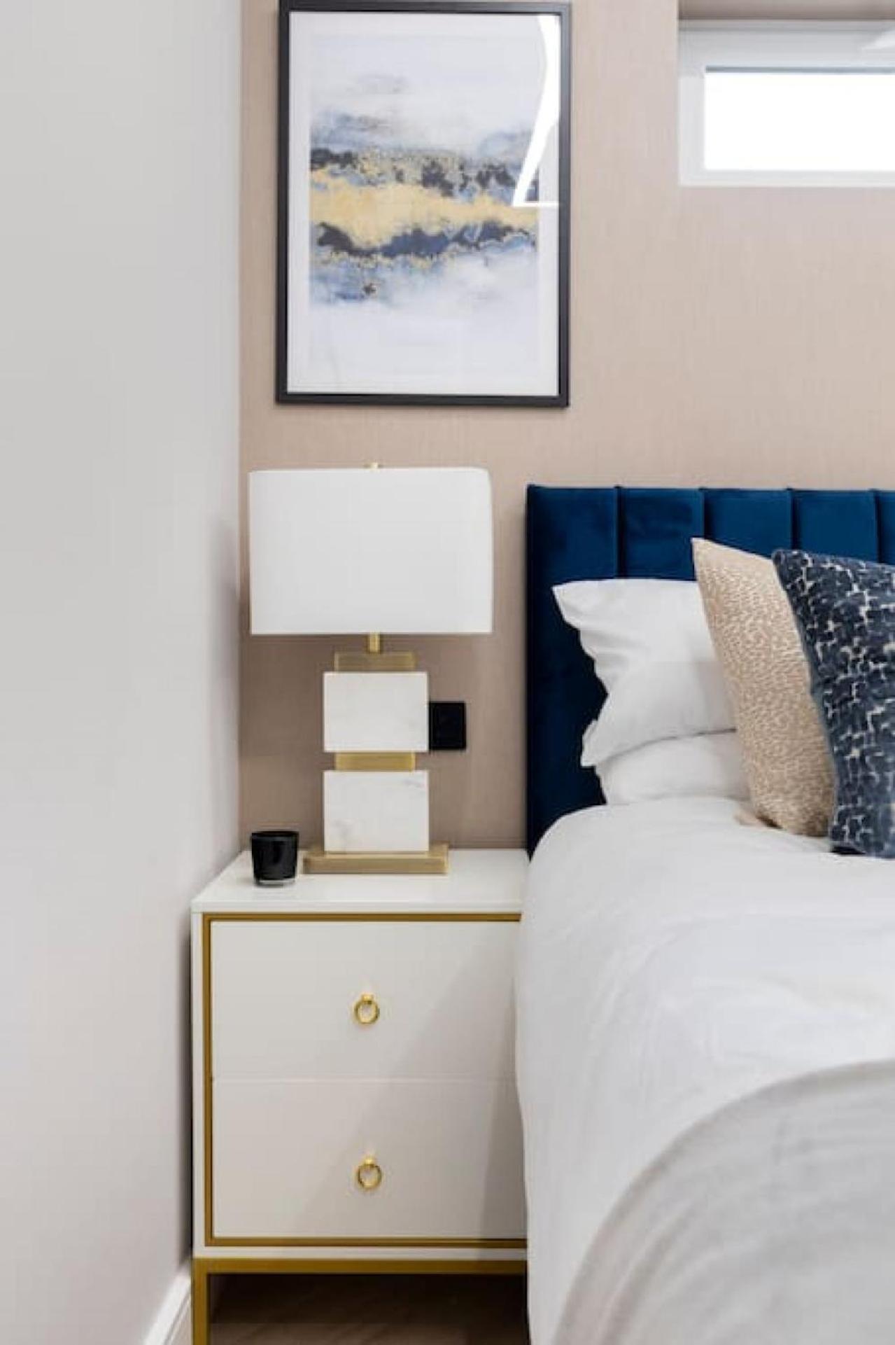 5 Star Accommodation, 2 Minutes To Brent Cross Station Apartment London