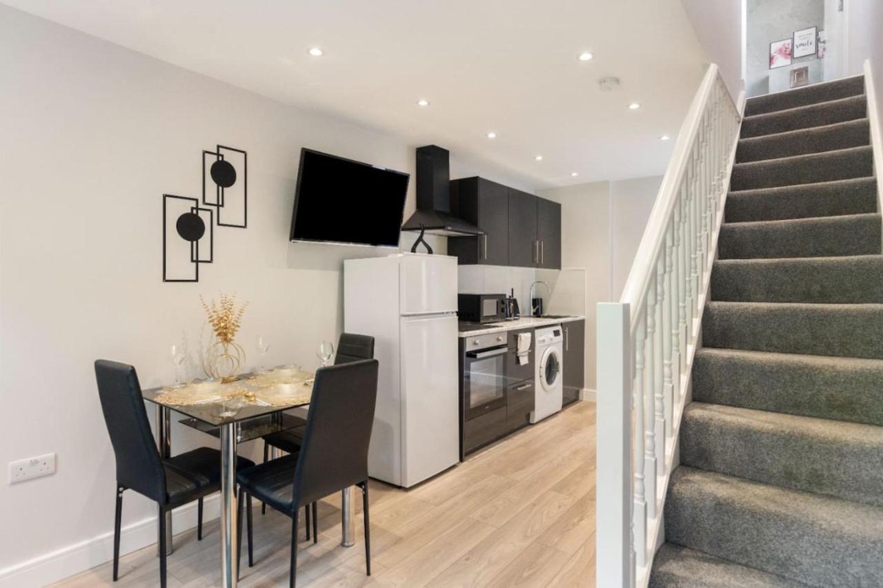 Apartment 1 Bedroom House In An Affluent Part Of London