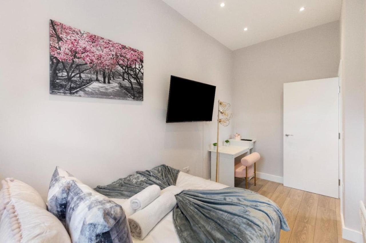 Apartment 1 Bedroom House In An Affluent Part Of London