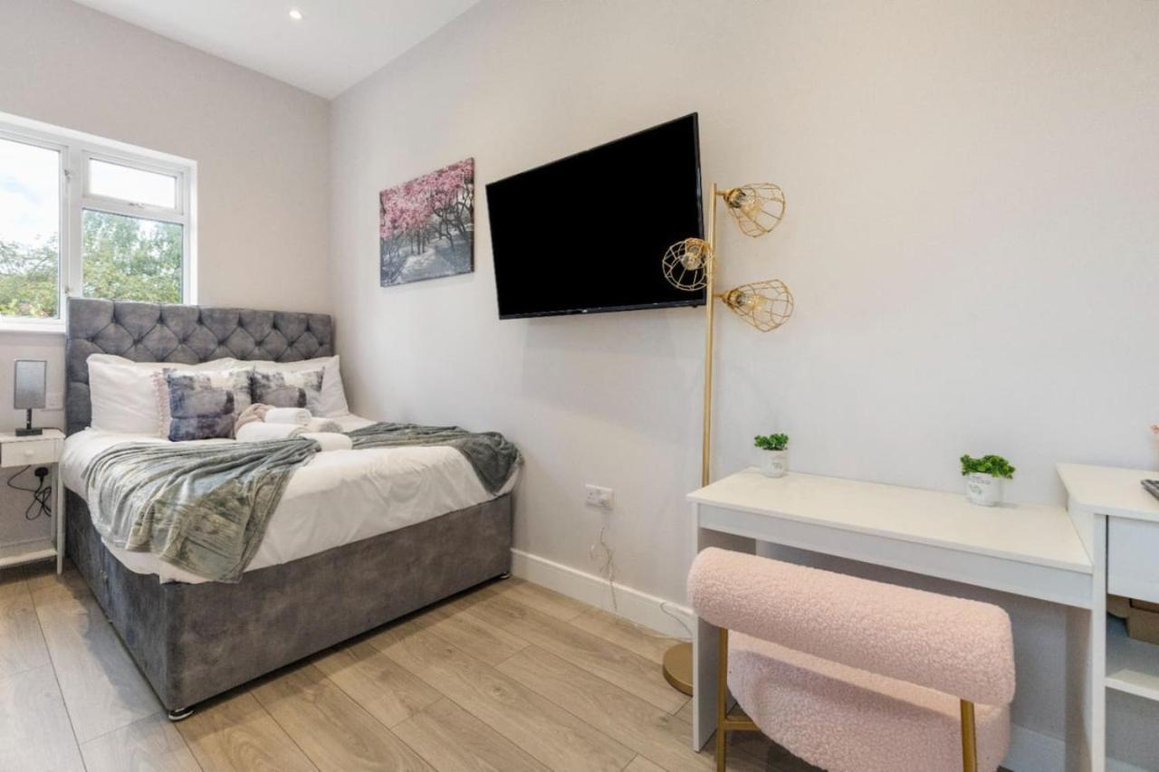 Apartment 1 Bedroom House In An Affluent Part Of *