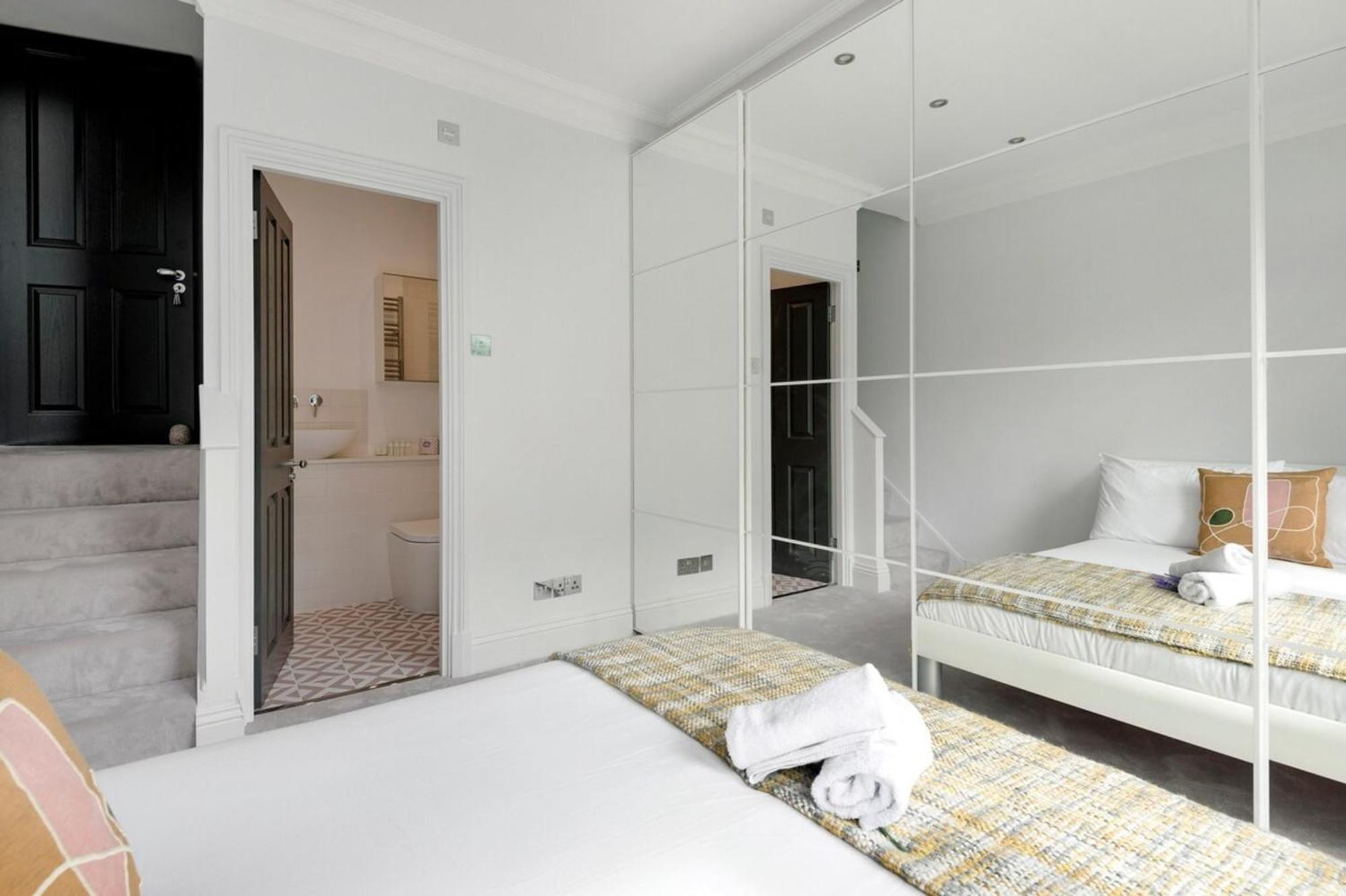Modern And Bright Highgate Gem Leilighet