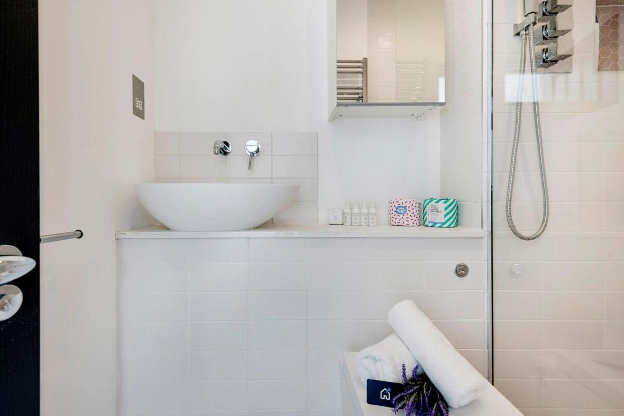 Modern And Bright Highgate Gem Leilighet