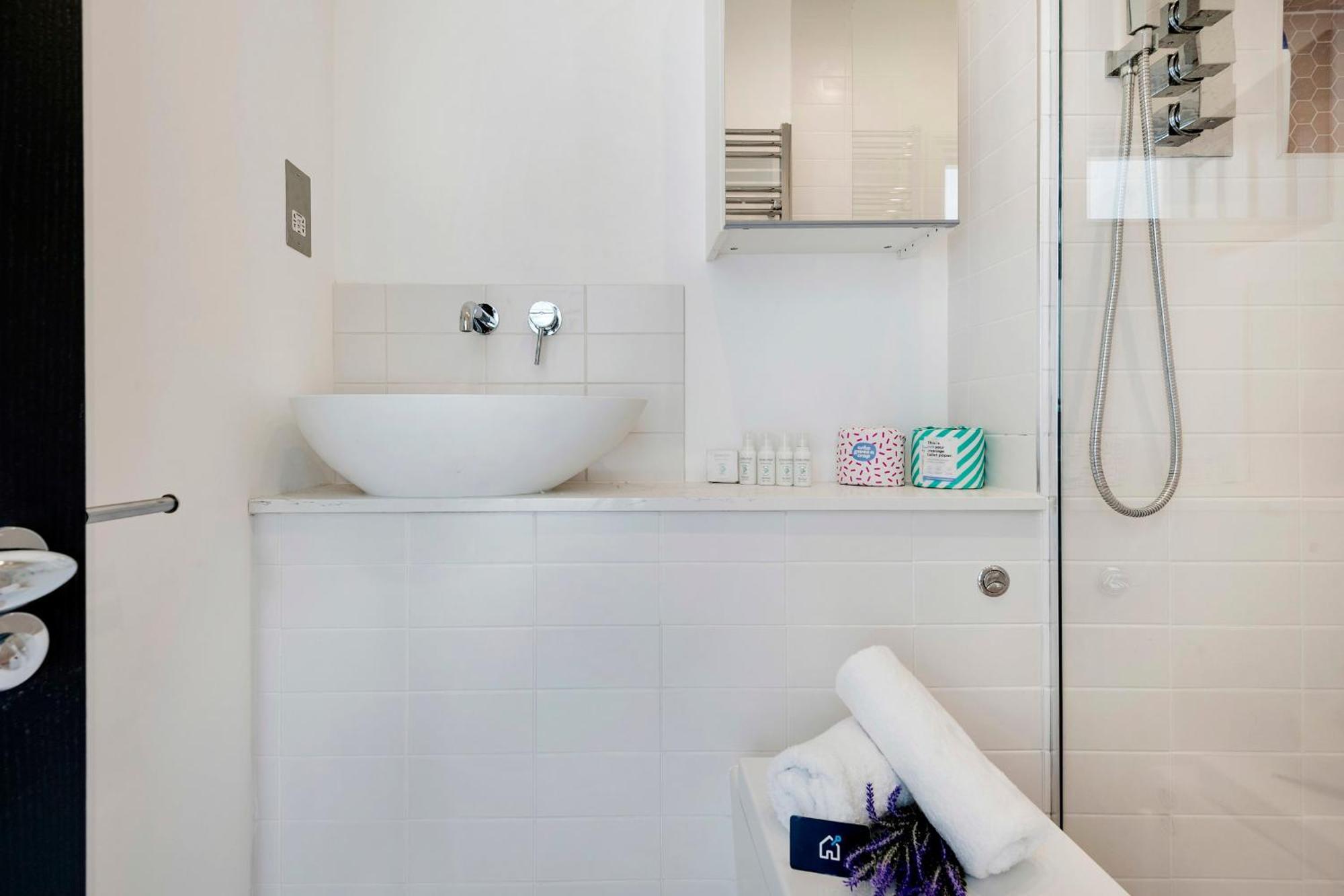 Modern And Bright Highgate Gem Leilighet