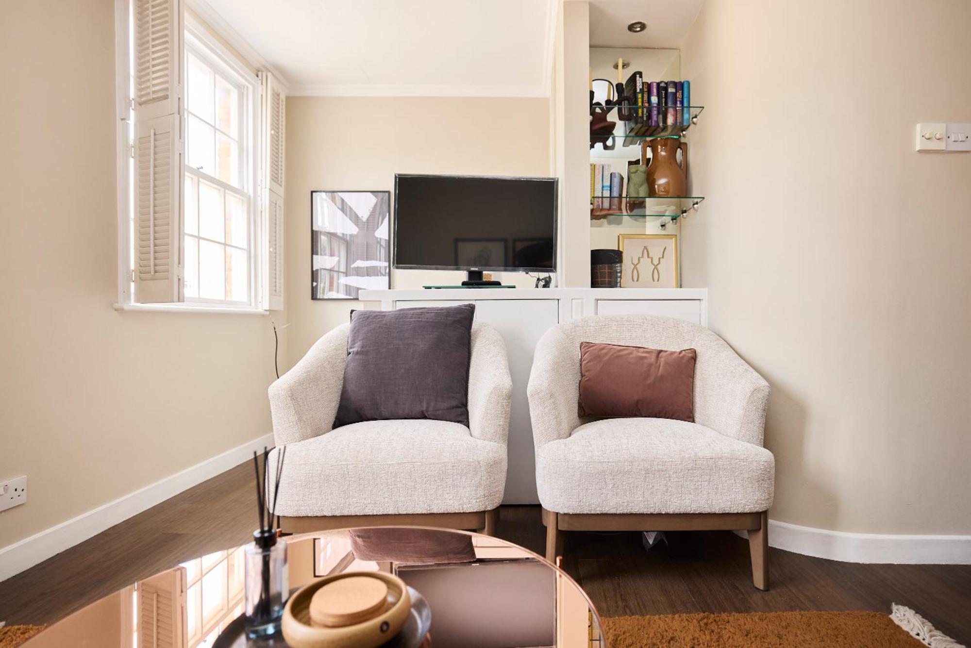 The Holland Park Crib - Classy 2bdr House Apartment