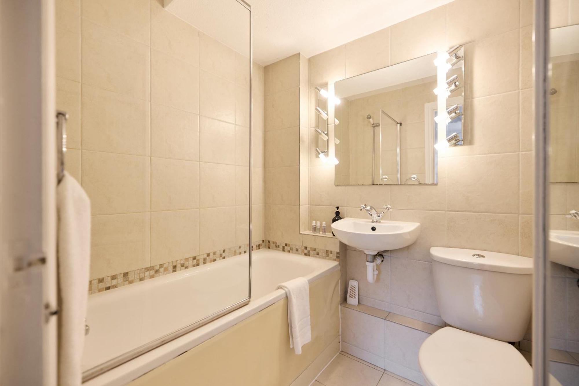 The Holland Park Crib - Classy 2bdr House Apartment *