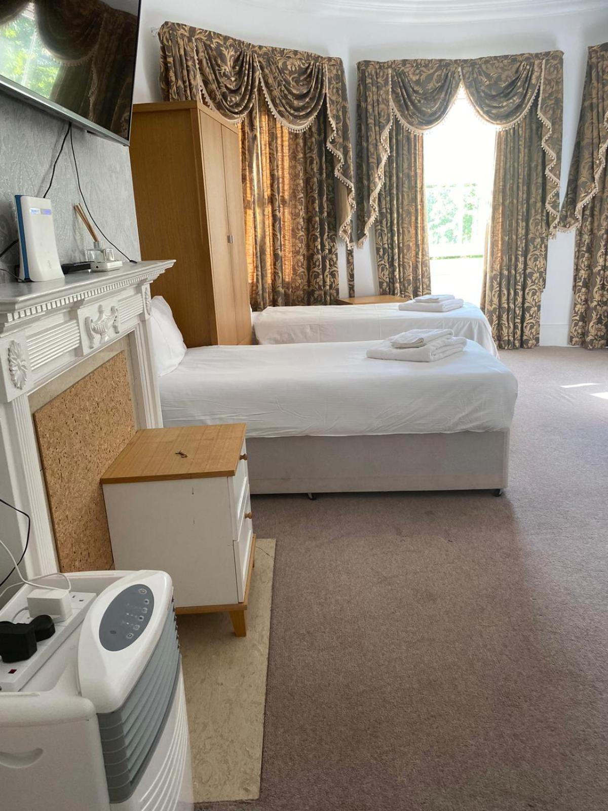 Heads On Bed - Budget 4 The Larger Groups * London
