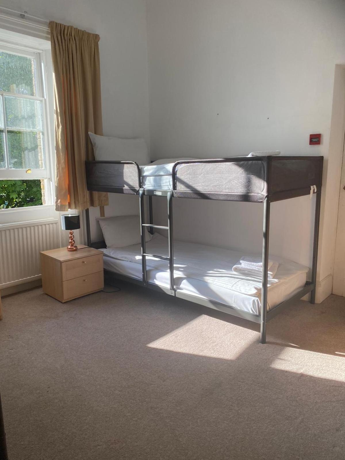 Heads On Bed - Budget 4 The Larger Groups Hostel