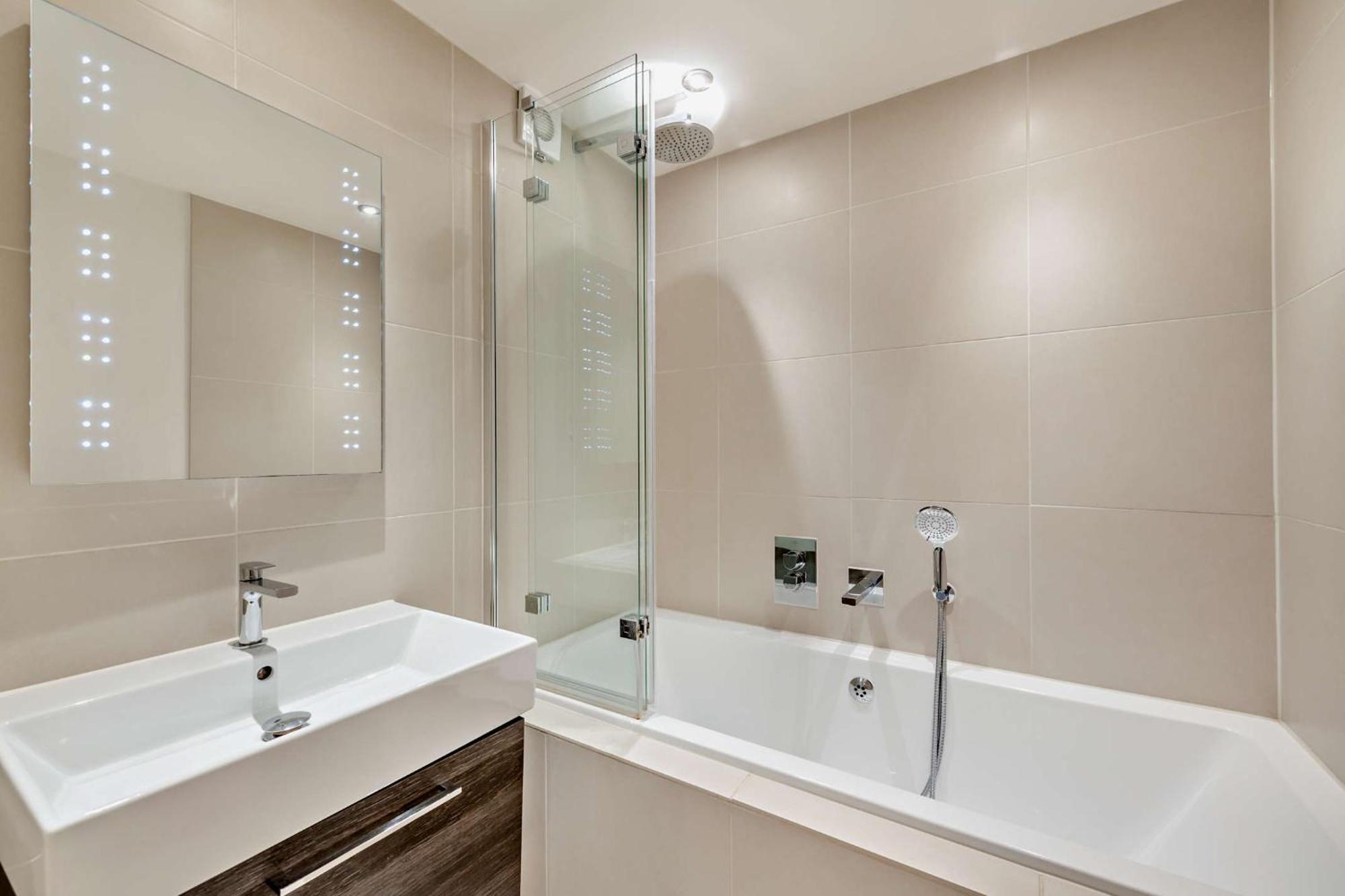 Pond Place Apartment *