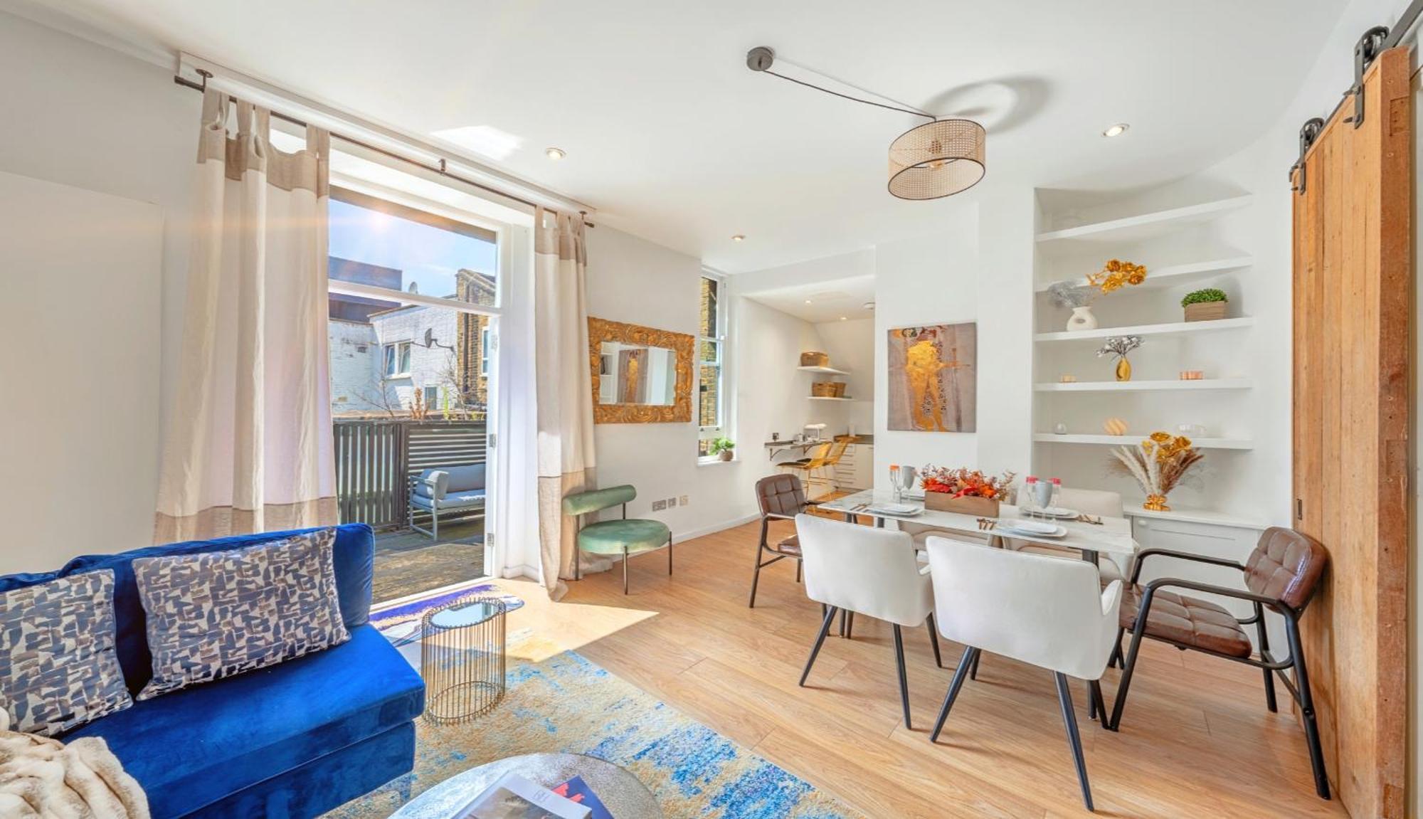 Designer Victorian Flat With Huge Terrace * London