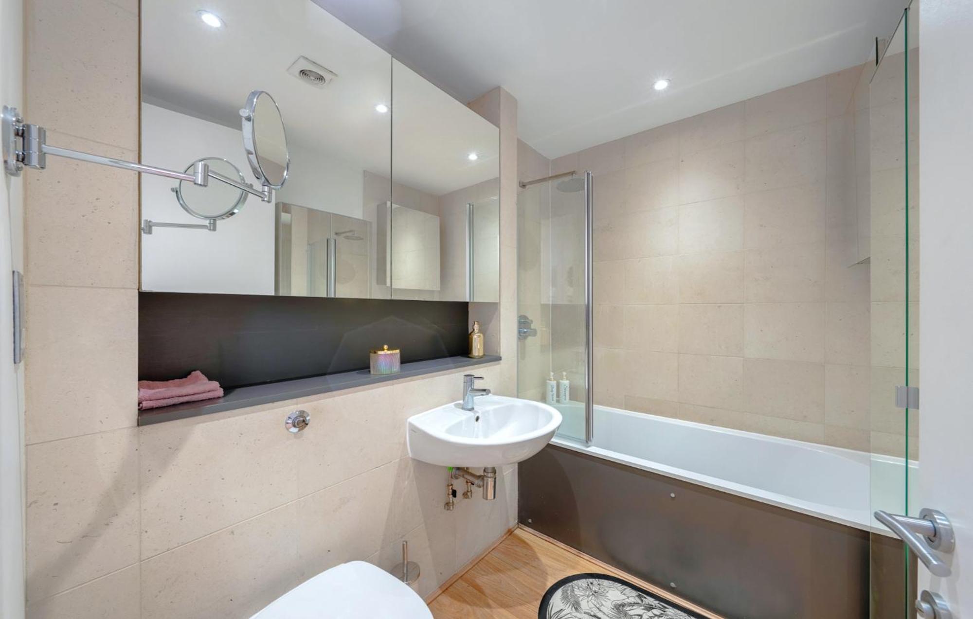 Designer Victorian Flat With Huge Terrace Apartment