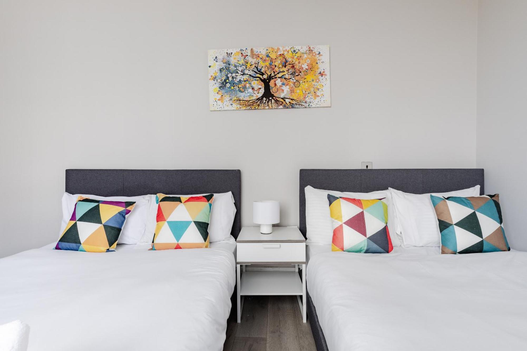 Superb Opposite Edgware Road Station Apartment