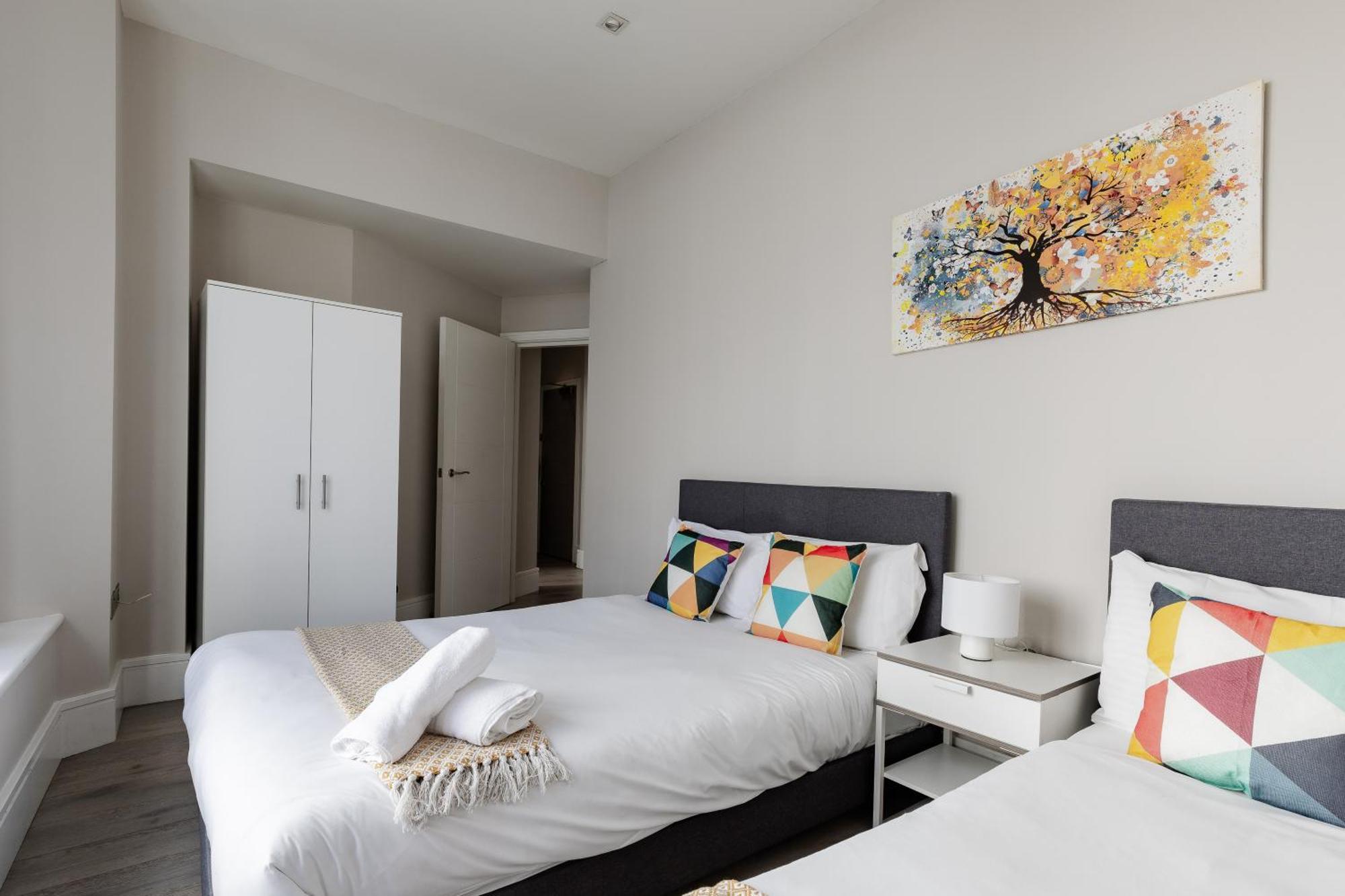 Superb Opposite Edgware Road Station Apartment