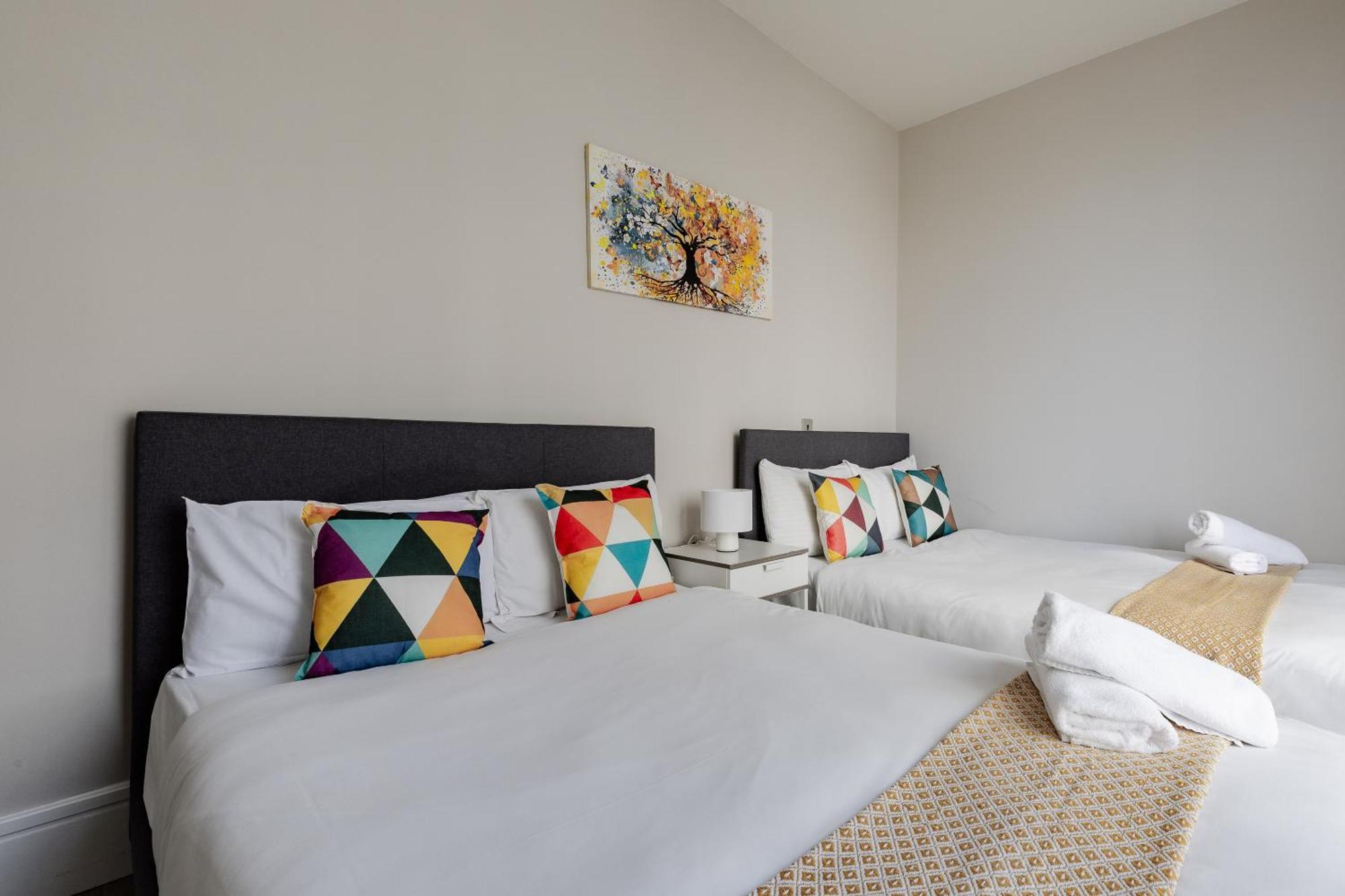Superb Opposite Edgware Road Station Apartment *