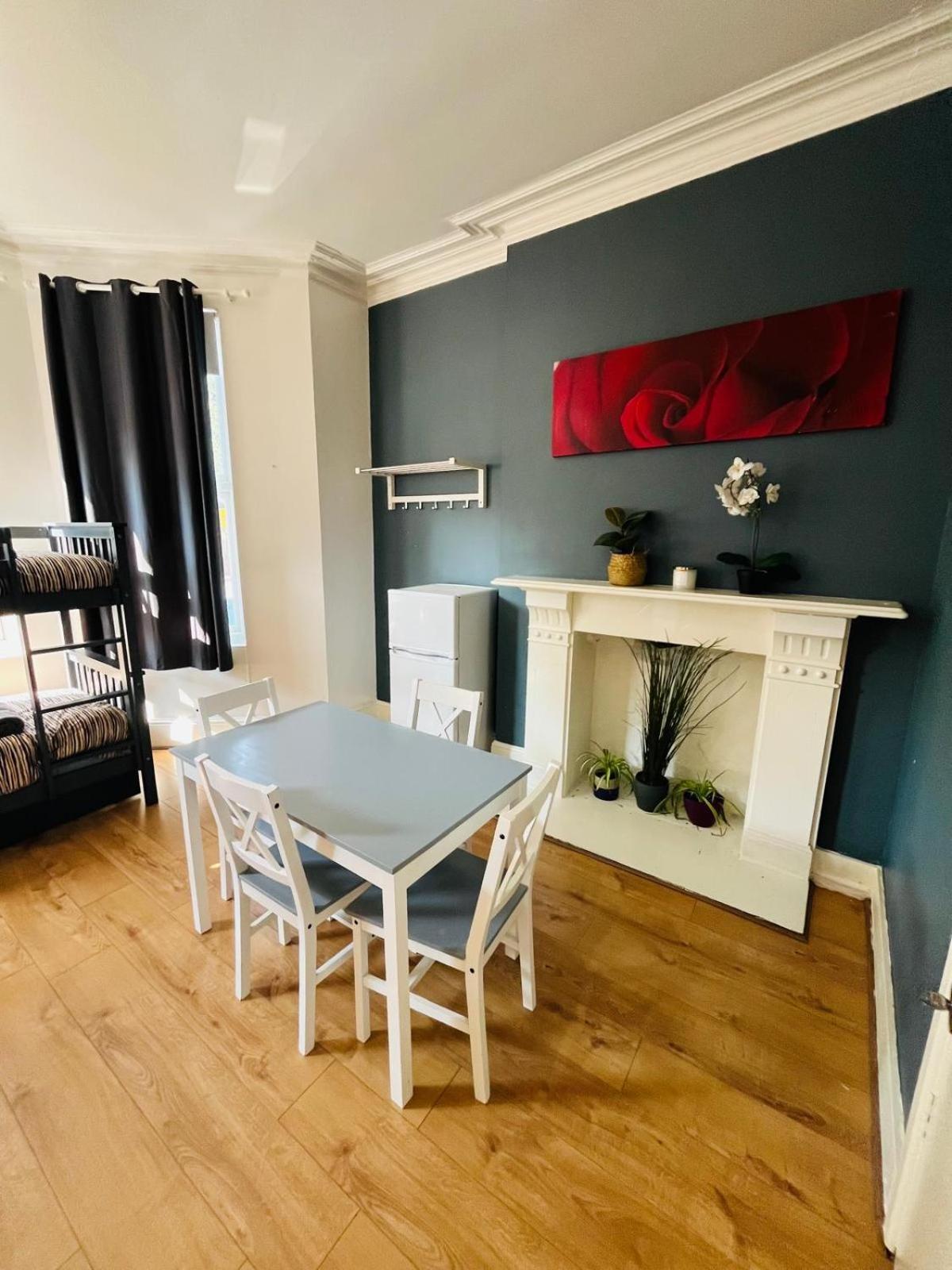 Wonderful Fully-equipped Near 8 Leilighet London