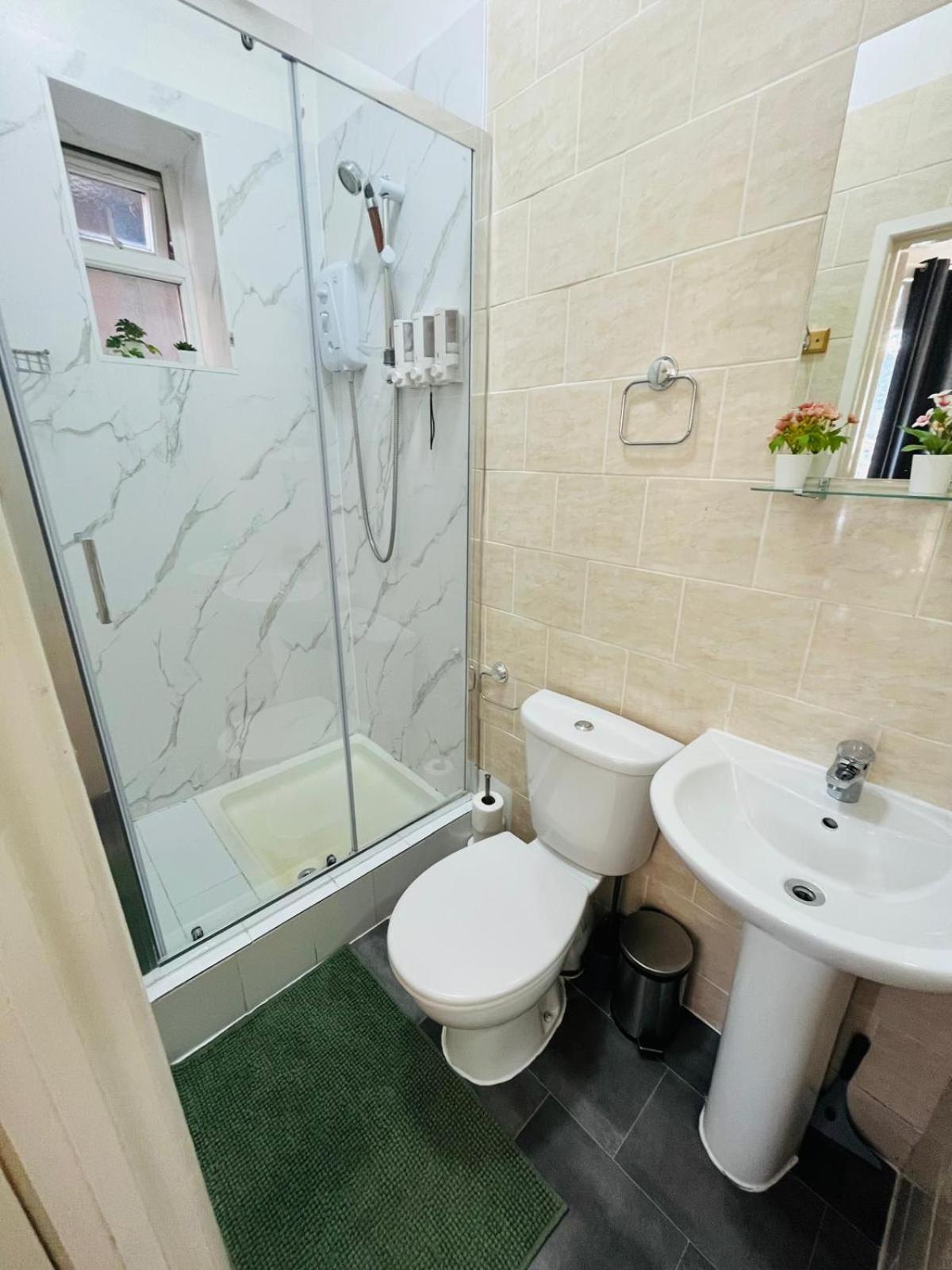 Leilighet Wonderful Fully-equipped Near 8 London