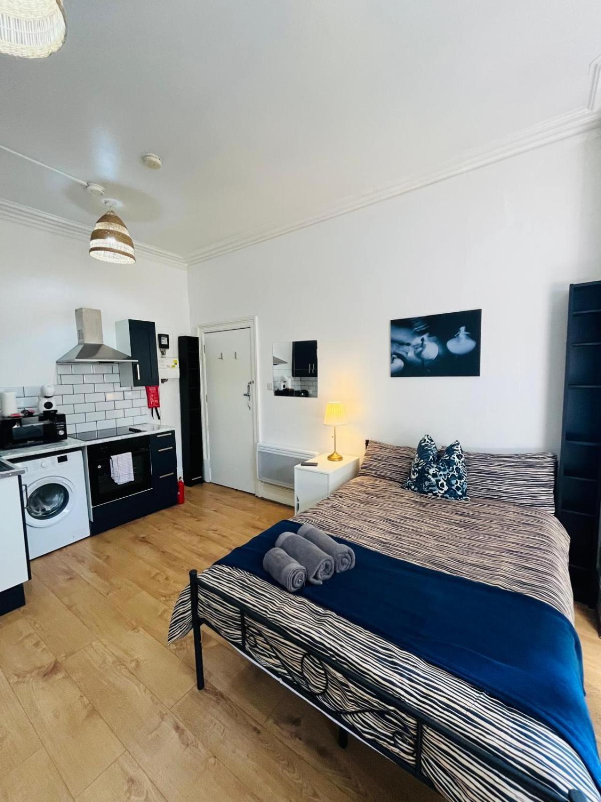 Wonderful Fully-equipped Near 8 Leilighet London