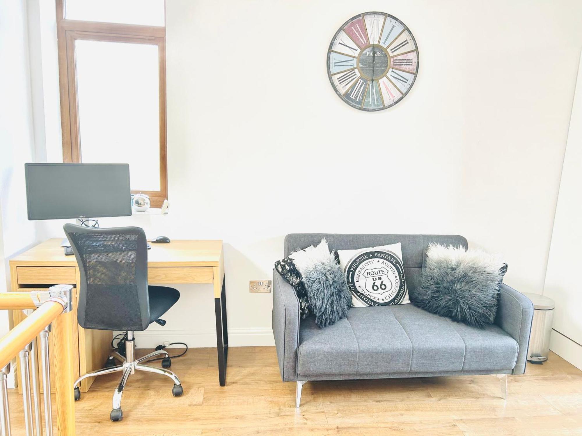 Apartment Luxury Near Canning Town- Free Parking London