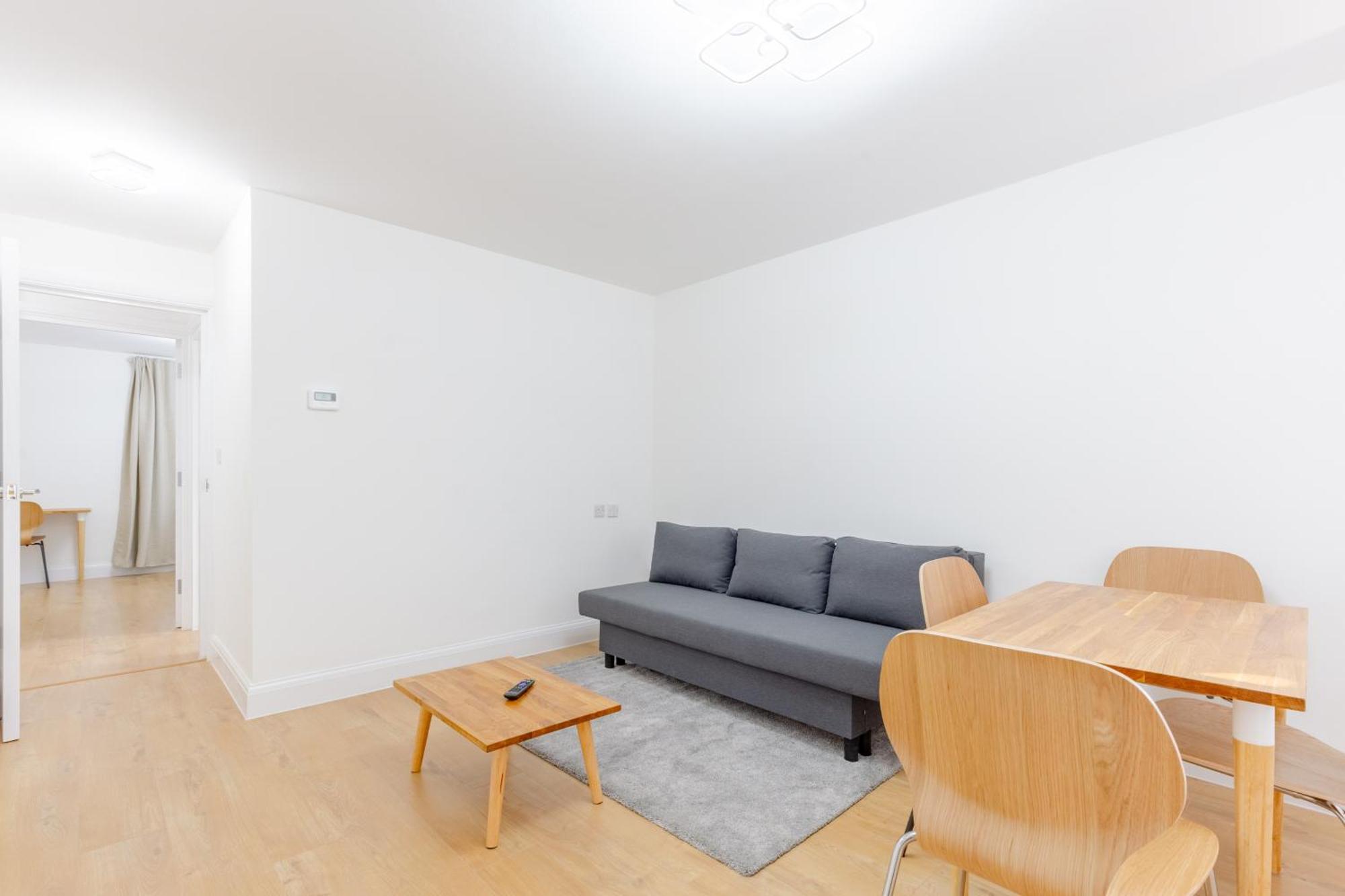 Newly Refurbished 2bd Flat Close To Excel