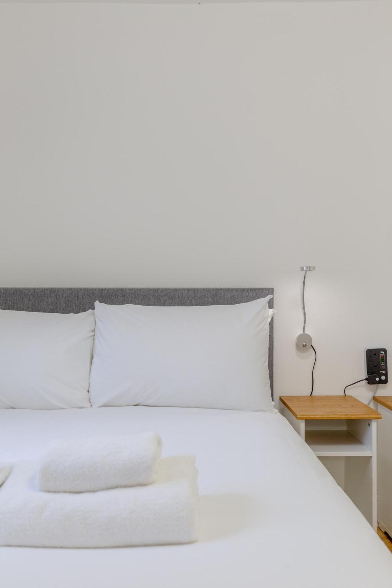 Newly Refurbished 2bd Flat Close To Excel Apartment *