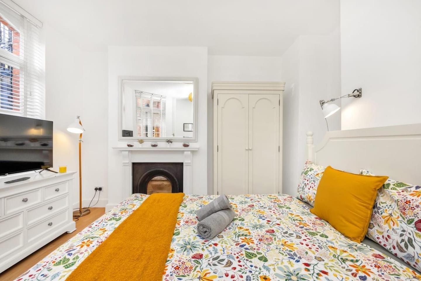3 Bedroom 2 Bathroom Victorian Flat In Kensington *
