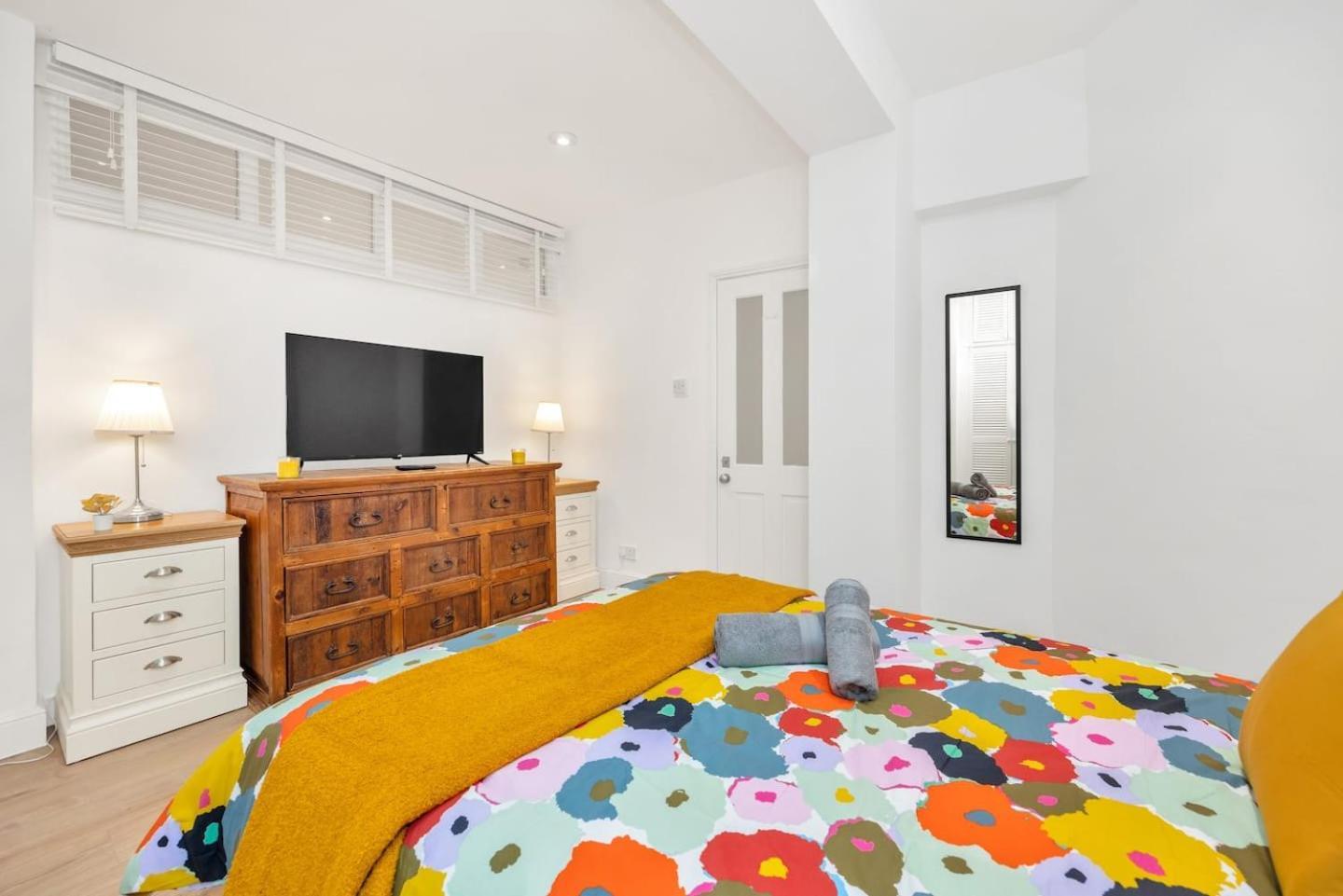 3 Bedroom 2 Bathroom Victorian Flat In Kensington * London