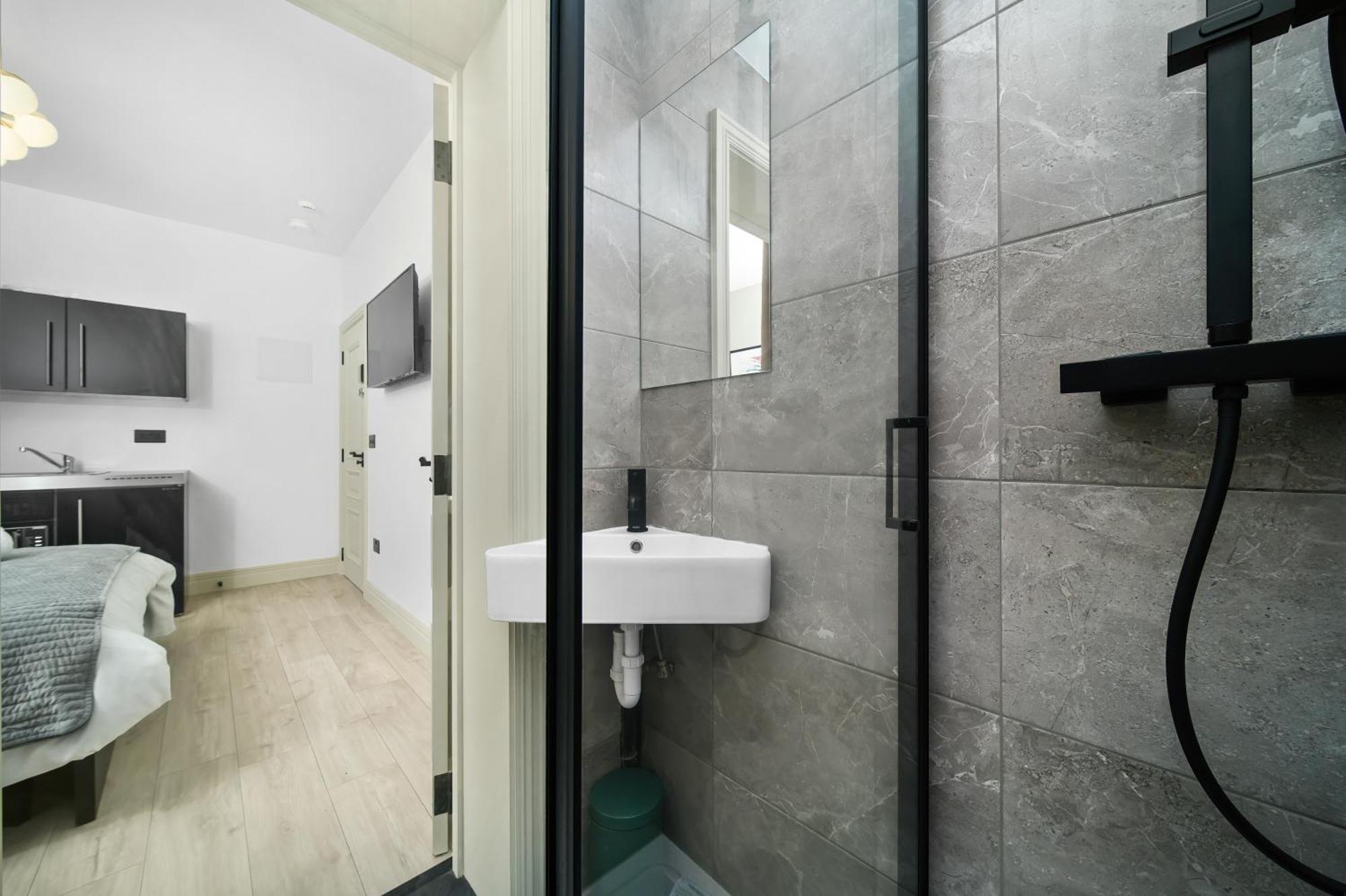 Nine Elms Modern Apartment