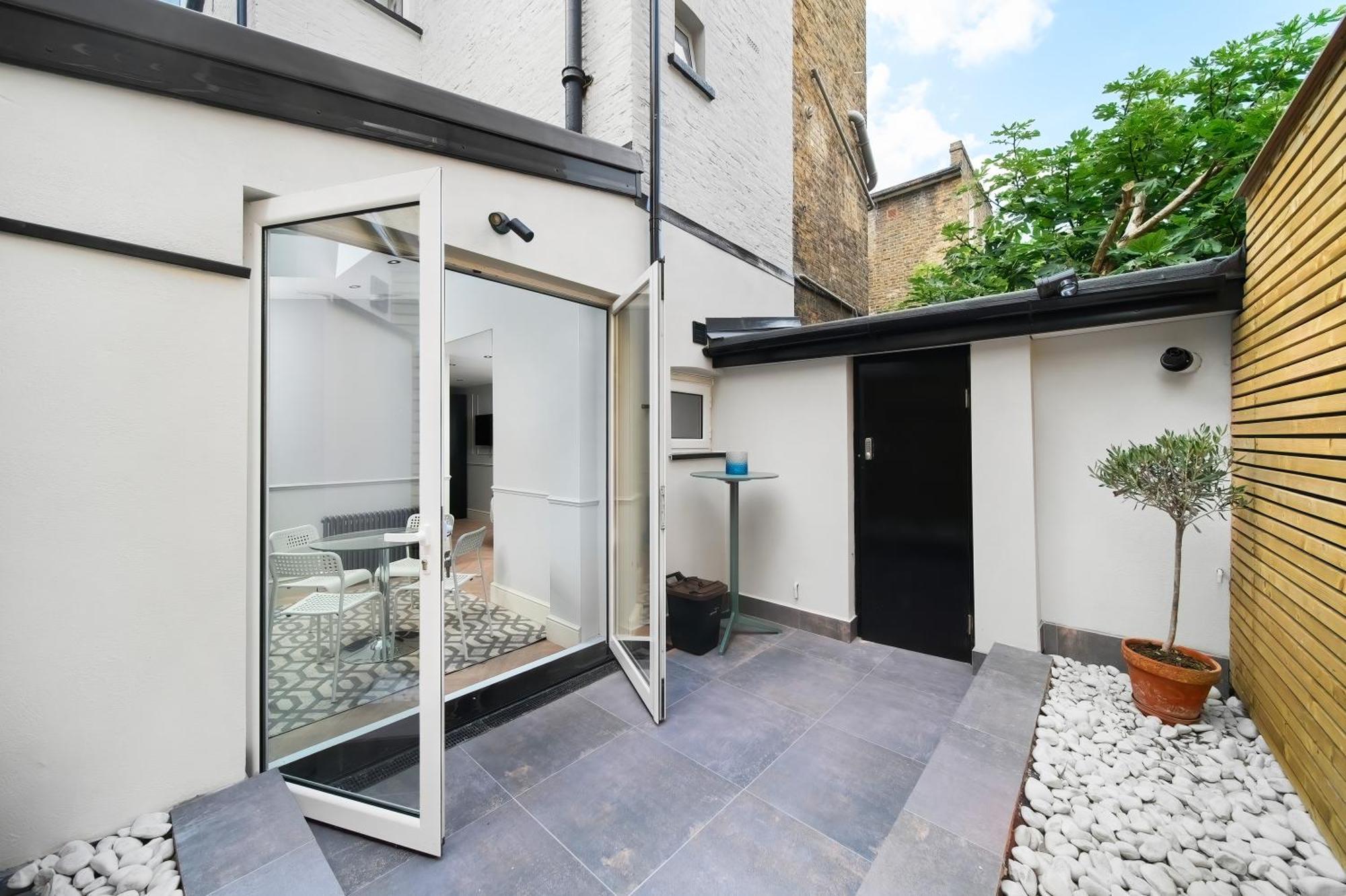 Nine Elms Modern Apartment
