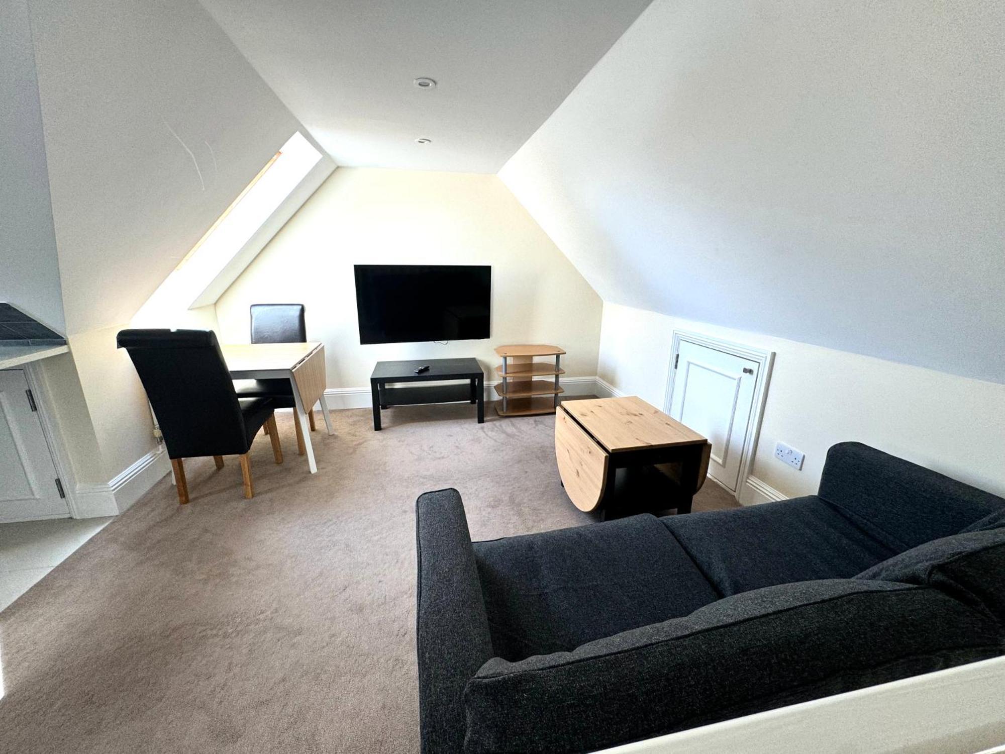 Hollycroft Apartment *