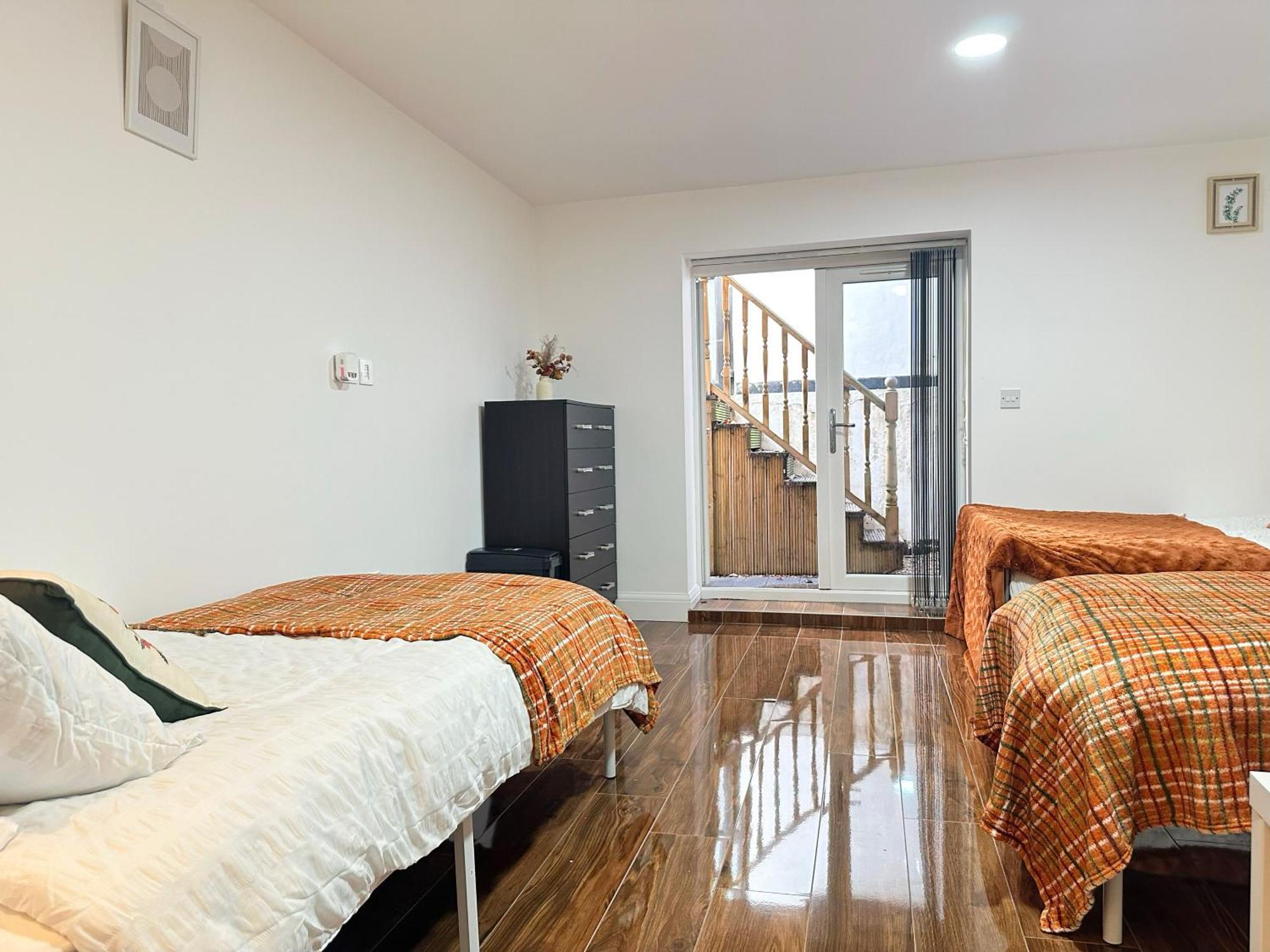 Juniper Alexandra Palace Serviced Apartments, By Edens Apartment *