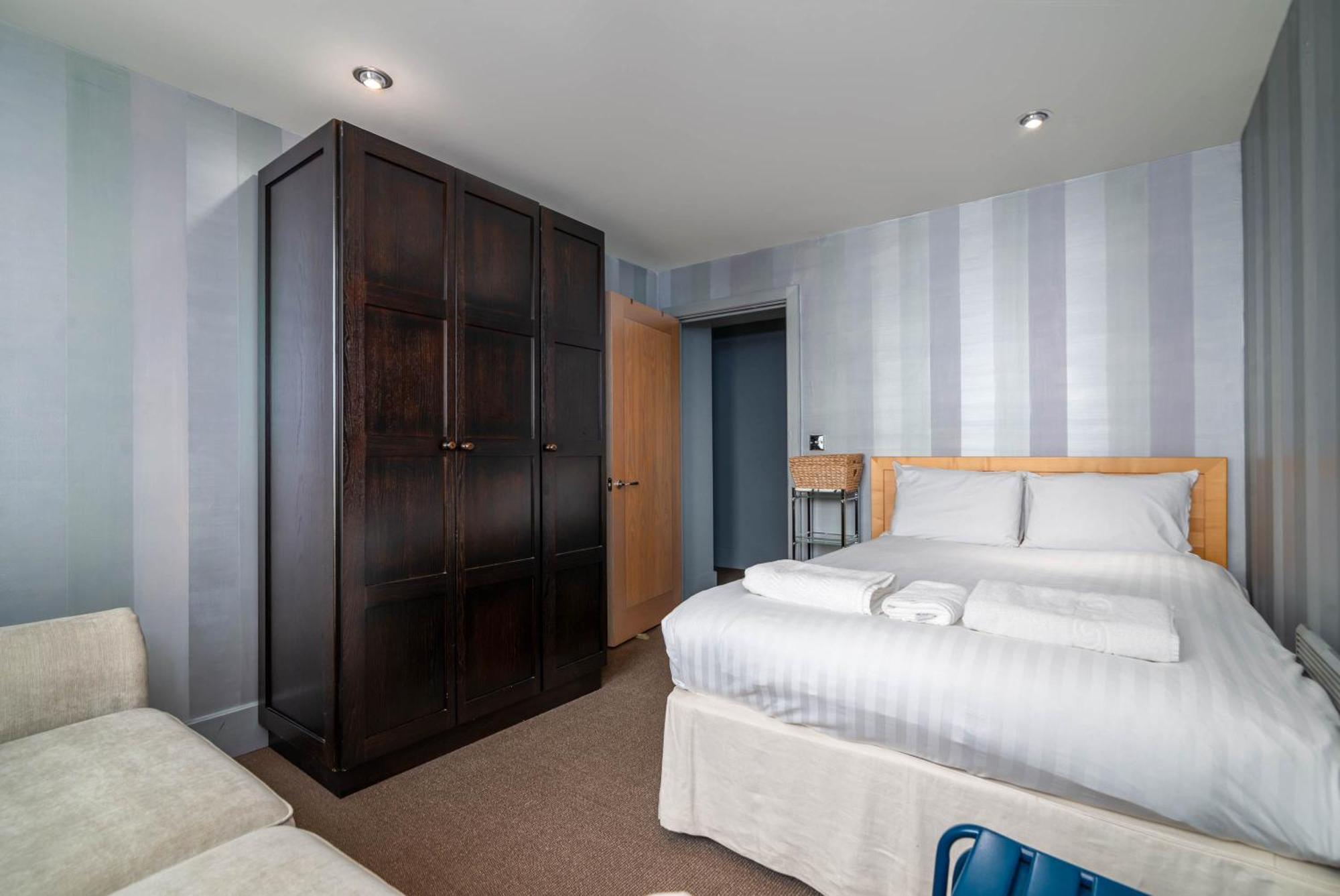Fabulous 3 Bed In Vauxhall Apartment *