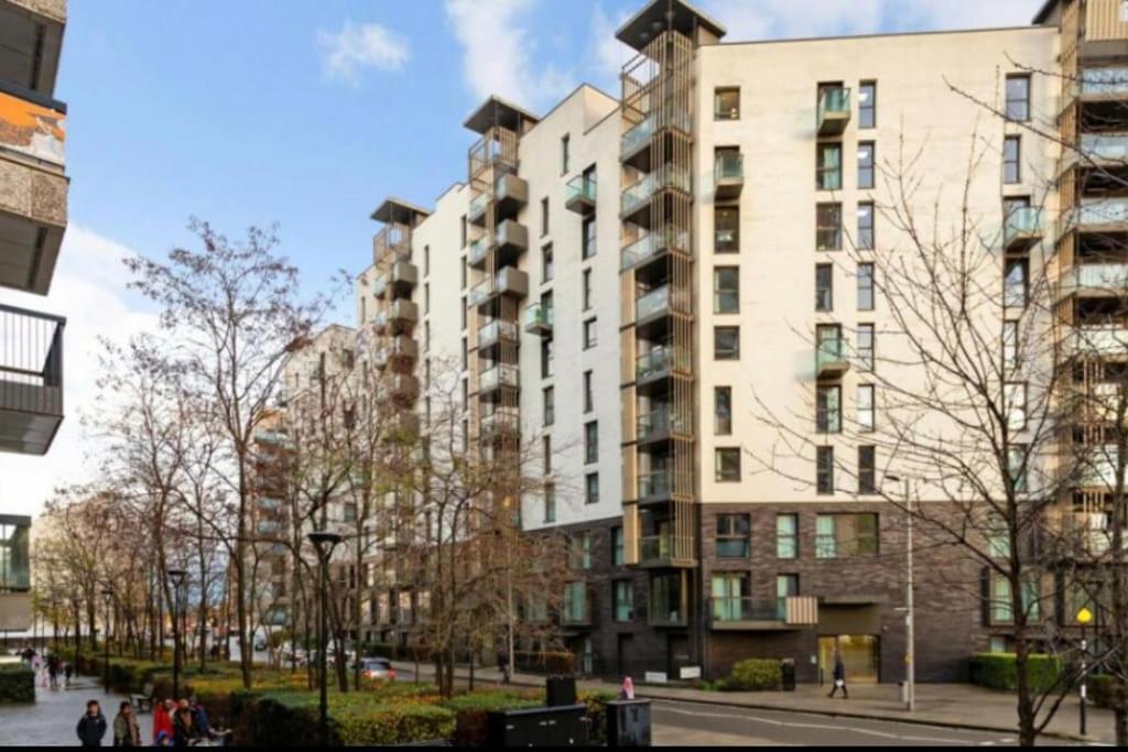 Large One Bedroom With Balcony Apartamento