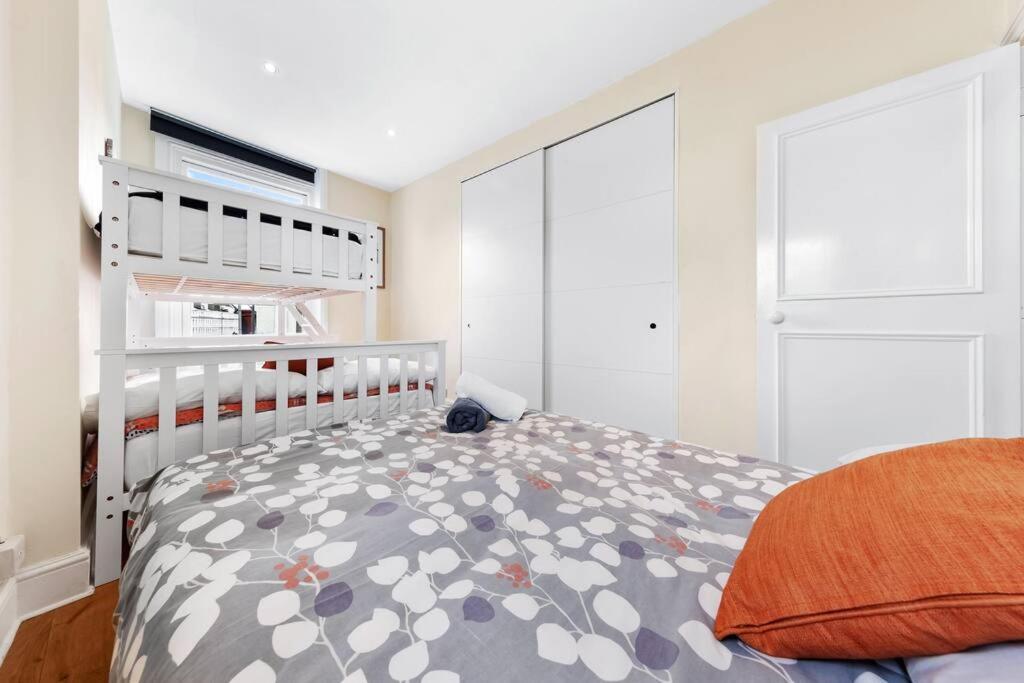Spacious Sleep 11 With Terrace In Earls Court Ec99 Apartment