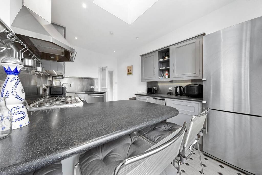 Apartment Spacious Sleep 11 With Terrace In Earls Court Ec99 London