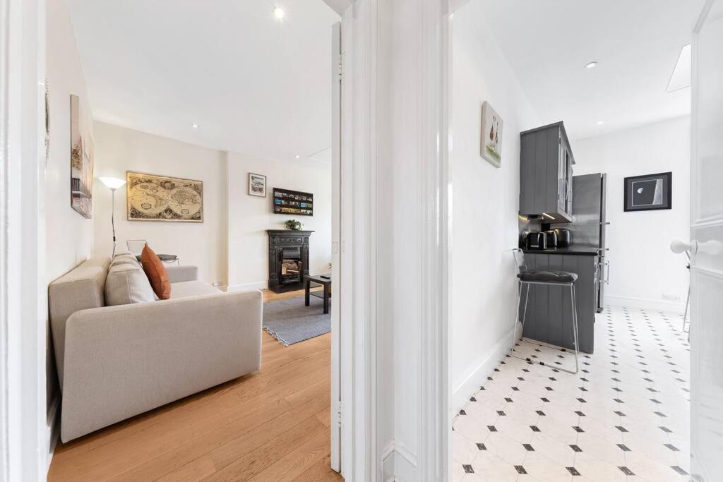 Spacious Sleep 11 With Terrace In Earls Court Ec99 Apartamento Londres